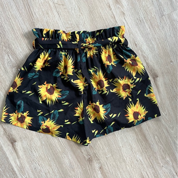 High waisted sunflower paper bag shorts. - Picture 5 of 5